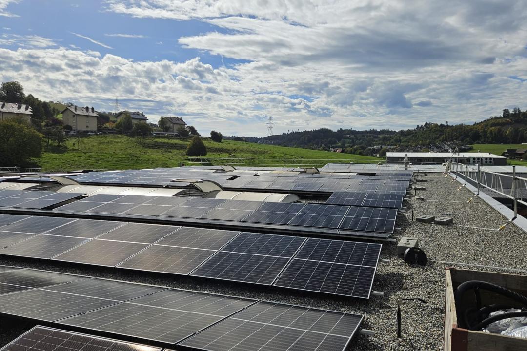 Installation einer nachhaltigen PV-Anlage bei merz+benteli AG